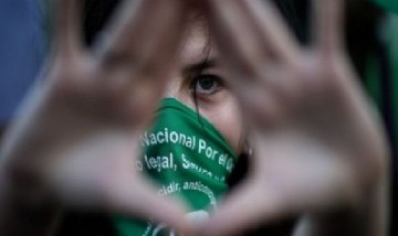 La atacaron por llevar un barbijo a favor del aborto legal: "Me tiraron al piso y me patearon"