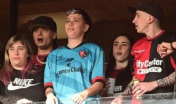 Las imágenes de Nicki Nicole y Peso Pluma juntos en la cancha de Newell's