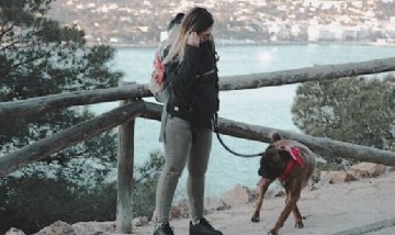 Antonella y Moira paseando por Alicante, España.