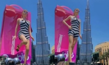 Una Barbie gigante camina por Dubai: así es el impresionante anuncio 3D de la muñeca