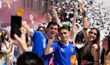 Rosario: A puro color se celebró la tradicional "bajada" de la Facultad de Medicina