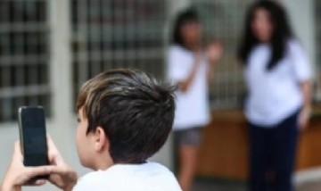 El 54% de los estudiantes argentinos de 15 años se distrae con su celular en clase