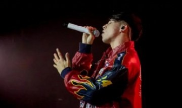 Rusherking despidió el año en el Teatro Coliseo: ofreció a sus fans un recital súper personal