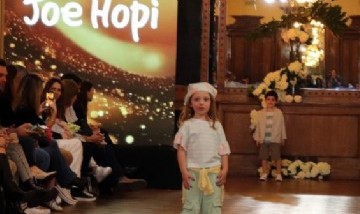 Ámbar Cisneros dio su primer paso en la pasarela de Argentina Fashion Week