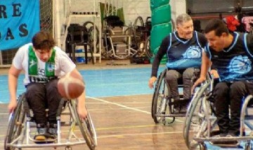 Un adolescente vende rifas para poder comprar una silla especial de básquet adaptado