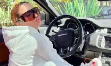 La Joaqui y su excéntrico auto con el que llama la atención por Mar del Plata