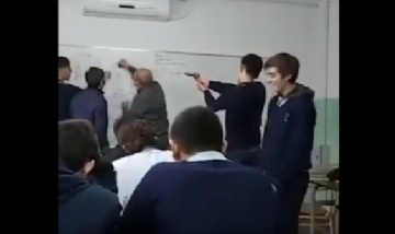 Un alumno apuntó con un arma a un docente