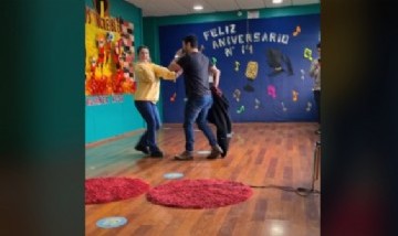 Padres separados bailaron en un evento escolar de su hija y se volvieron virales