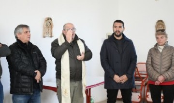 El intendente Guillermo Britos presentó la renovación del techo de la capilla de Emilio Ayarza