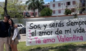 Un alumno sorprendió a su novia con un pasacalles en la puerta de la escuela y causó revuelo en la comunidad educativa