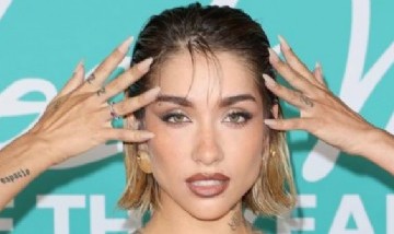 María Becerra presentó "Quimera" arriba de un colectivo en movimiento y revolucionó Buenos Aires