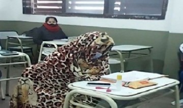 Polémica: En salta autorizaron que los alumnos lleven mantas para cubrirse del frío debido a las clases presenciales