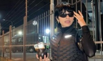 El total black de Cazzu: la artista se cansó del rojo y volvió a cambiar su look