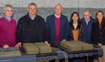 El intendente de V. G. Gálvez, Alberto Ricci, inaguró una planta municipal para la producción de adoquines