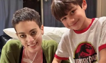 Murió Cat Janice, la artista con cáncer que compuso una canción para ayudar a su hijo