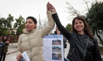 Mayra Mendoza supervisó nuevos pavimentos en Solano y apuntó contra Milei en plena campaña