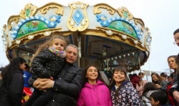 Fernando Gray inauguró la puesta en valor de la calesita de Luis Guillón