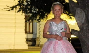 Una señora festejó su fiesta de 15 a los 64 años