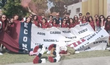 La emotiva sorpresa a una chica que no podía comprarse la campera de egresados