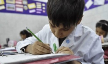 Solo el 22% de los chicos de 15 años cursa la escuela en tiempo y forma