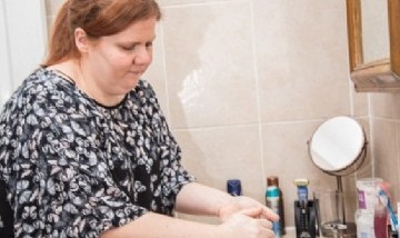La mujer británica que huele a pescado todo el tiempo contó su extraña historia