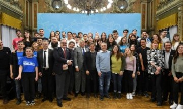 La provincia de Buenos Aires firmó convenios para extender el Boleto Estudiantil a todos los municipios