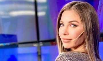 Romina Malaspina posó en un desnudo completo junto a su mascota