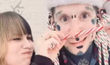 Un hombre se colocó varios bastones de caramelo en las perforaciones de su rostro para festejar Navidad