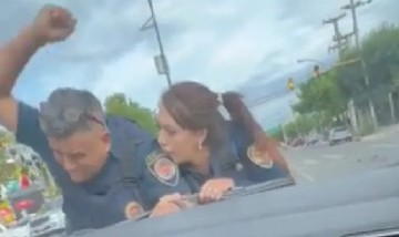Locura al volante: arrastró con el auto a dos policías en pleno festejo de Navidad en Córdoba