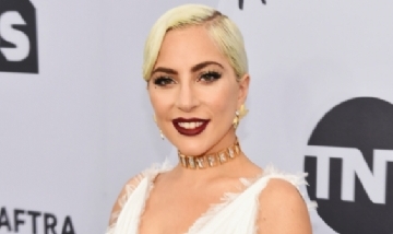 Lady Gaga se cayó del escenario