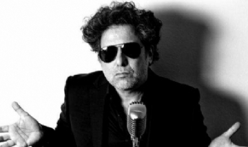 Andrés Calamaro sancionado por fumar marihuana en un show