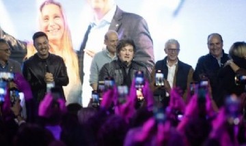 Javier Milei tras el triunfo de Manuel Adorni: "Ahora a pintar de violeta todo el país"