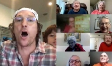 Matthew McConaughey juega al bingo por videollamada con abuelos en cuarentena