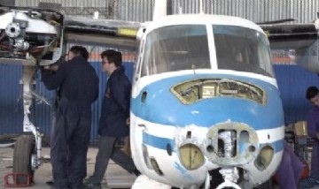 Estudiantes de una escuela técnica bonaerense reparan un avión que estuvo en Malvinas