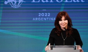 "Hola ¿qué tal? Salimos con TikTok": Cristina Kirchner debutó en esa red social