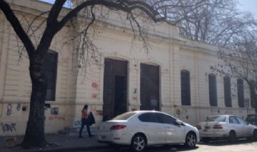 Un grupo de jóvenes de La Plata protagonizó una batalla campal frente al colegio Normal 2