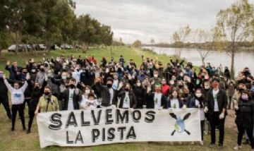 Malena Galmarini, Prosperar y otras ONGs ambientales realizaron jornada de Limpieza en la Pista Nacional de Remo en Tigre