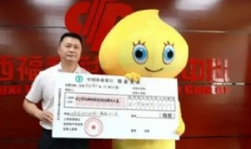 Ganó 30 millones de dólares en la lotería y fue disfrazado a buscarlo para que su familia no se entere
