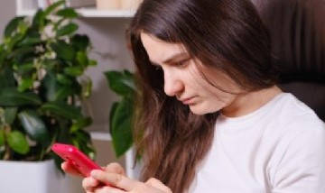 Expertos aseguran que el uso del celular puede aumentar el tamaño de la papada