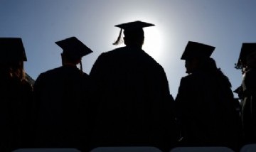 Una joven hizo viral la sorpresa de su hermano: rindió el último examen de su carrera y lo contó después