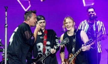 Tan Biónica lanzó "El Regreso" y sorprende con colaboraciones junto a Calamaro, Airbag y Nicki Nicole