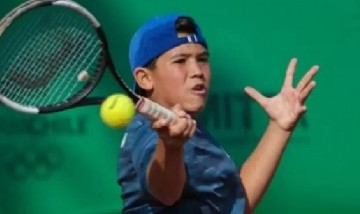 El mejor tenista argentino Sub 12 rifa un iPhone 16 para poder competir en Estados Unidos
