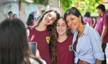 Mayra Mendoza recorrió escuelas de Villa Argentina y destacó el impacto del programa "Quilmes Coopera"
