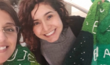 Tejen la bandera feminista más grande del mundo