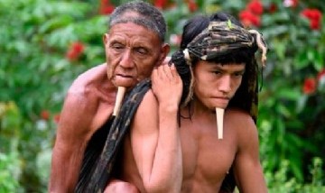 Amor incondicional: cargó a su padre por 6 horas para que recibiera la vacuna anti-COVID-19