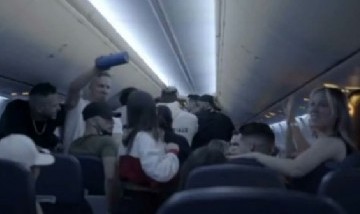 Influencers canadienses organizaron una fiesta en vuelo a Cancún y ahora serán investigados