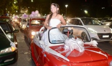 Una chica cumplió 15 años y los celebró con una caravana de Fiat 600 en la ciudad de La Plata