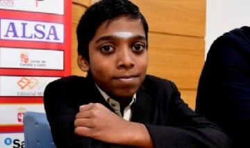 Quién es el joven prodigio del ajedrez que compite contra los mejores del mundo