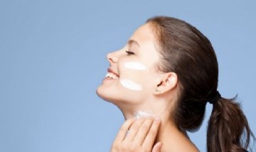 Grandes marcas de cosméticos retiran la palabra "blanqueadora" de sus cremas para la piel