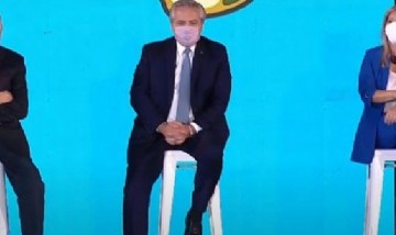 Alberto Fernández: "Estamos vacunando a los argentinos mientras otros se levantan de la cama y hacen Zoom"